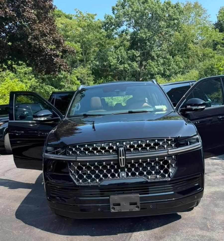 Lincoln Navigator SUV Limo exterior, part of the NJ.Limo fleet
